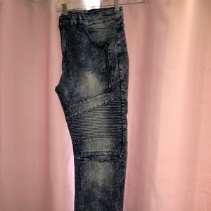 Men’s distressed skinny jeans